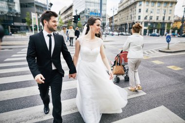 Mutlu çift yolda yürürken