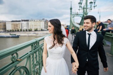 Mutlu çift eski köprüde yürüyüş