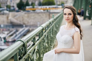 Eski köprünün şaşırtıcı geline 