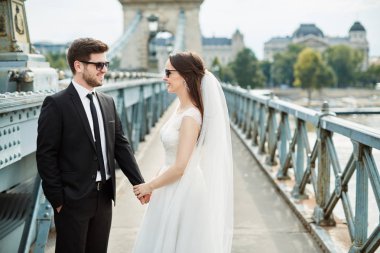 Eski köprünün üzerinde çekici çift