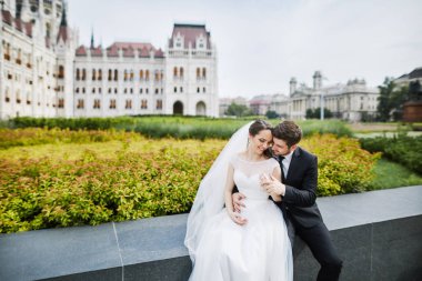 Kaldırım kenarında oturan güzel Çift