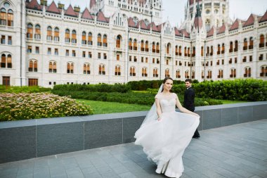 Gelin ve damat yakınındaki eski kale 