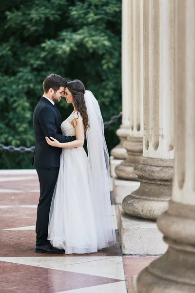 Casal feliz andando na cidade velha — Fotografia de Stock