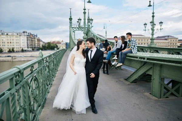Щаслива пара, що йде на старому мосту — стокове фото