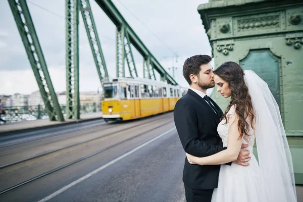 Щаслива пара стоїть на старому мосту — стокове фото