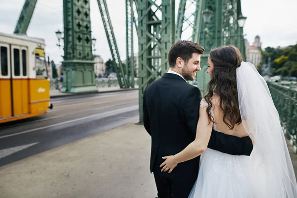 Щаслива пара стоїть на старому мосту — стокове фото