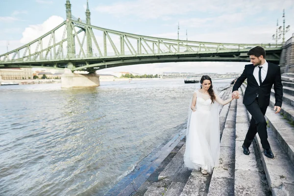 Щаслива пара на сходах біля річки — стокове фото