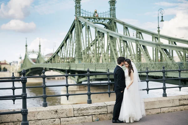 Пара стоїть біля старого мосту — стокове фото