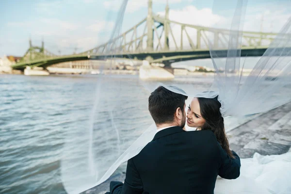 Casal feliz em escadas perto do rio — Fotografia de Stock