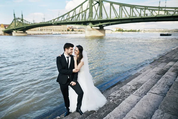 Щаслива пара на сходах біля річки — стокове фото