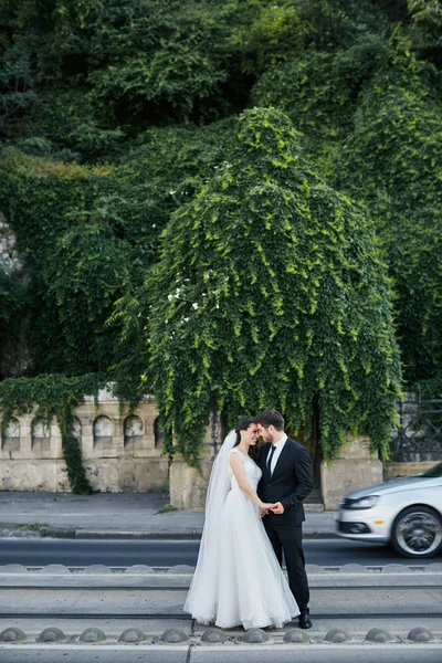 Feliz casal de pé na estrada — Fotografia de Stock