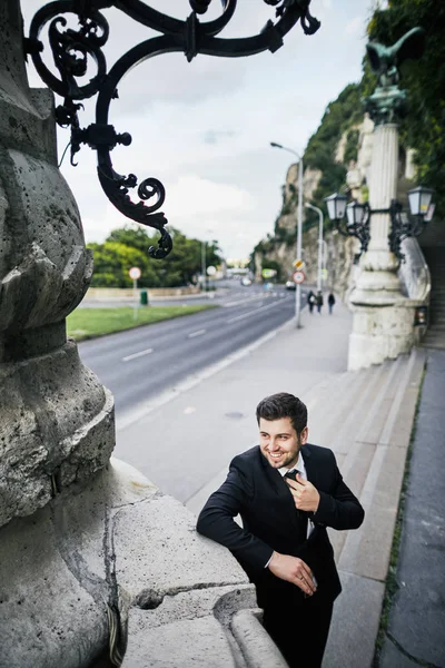 Novio de pie en la ciudad vieja —  Fotos de Stock