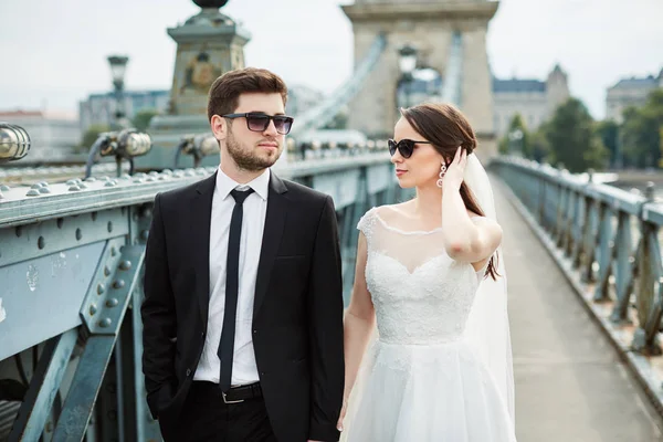 Atraktivní pár na starý most — Stock fotografie