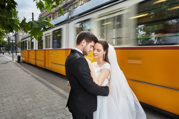 Atraktivní pár stojící v blízkosti tramvaje — Stock fotografie