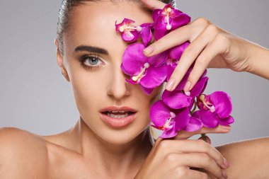 kadın kapanış bir göz