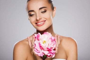 Güzellik modeli çiçekli