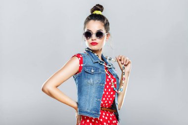 Genç kız stüdyoda poz