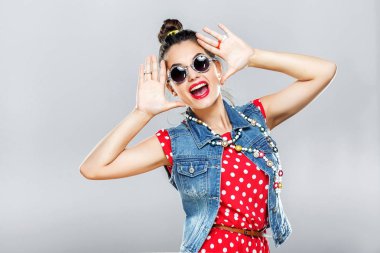 Kırmızı elbise giyen kız