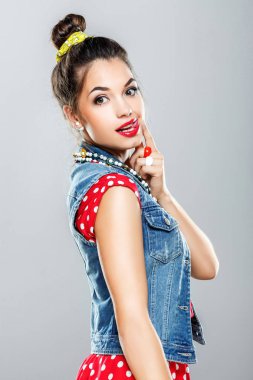 Genç kız stüdyoda poz