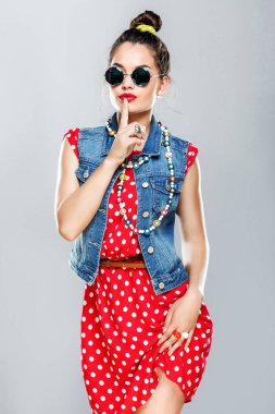 Genç kız stüdyoda poz