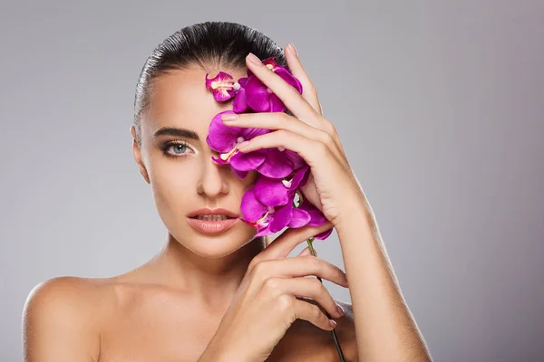 Krásný model s orchideí — Stock fotografie