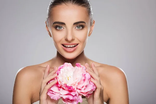 Modell med stora rosa blomma — Stockfoto