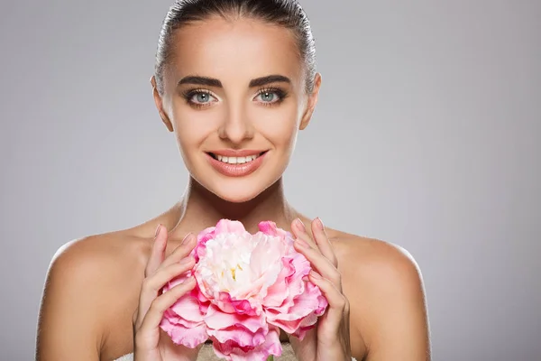 Flicka med stora rosa blomma — Stockfoto