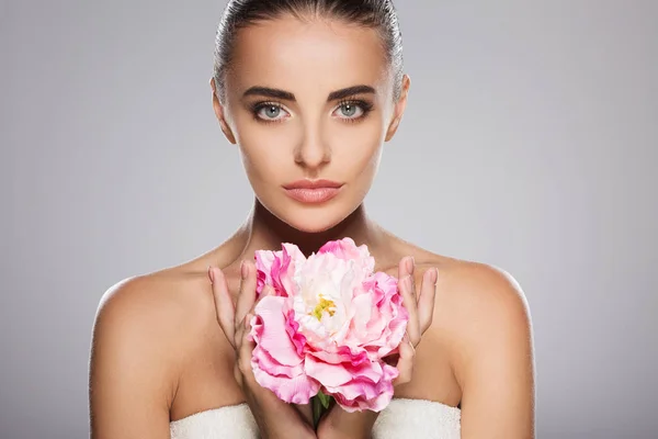Modelo com flor rosa — Fotografia de Stock