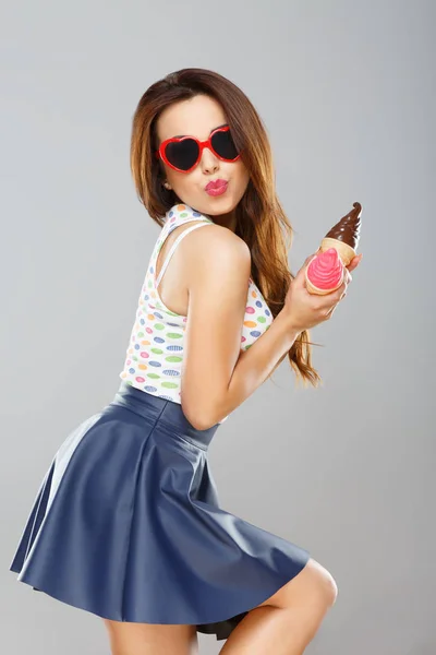 Chica encantadora con helado — Foto de Stock