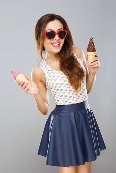 Прекрасна дівчина з морозивом — стокове фото