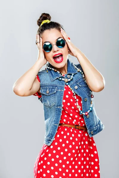 Chica con vestido rojo — Foto de Stock