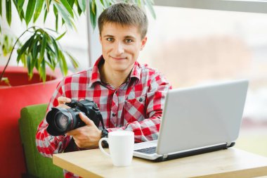 Dizüstü bilgisayarı olan adam