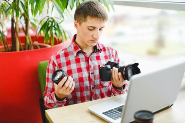 Dizüstü bilgisayarla çalışan adam