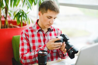 Kafede oturan çekici adam