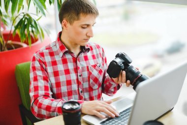 bilgisayarda çalışan adam 