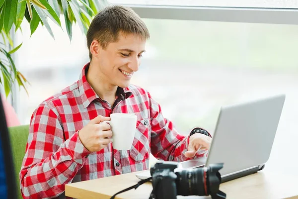 Man sitter med bärbar dator — Stockfoto