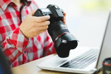 fotoğraf makinesi ile çalışan adam