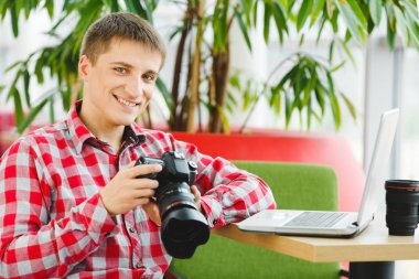 Dizüstü bilgisayarı olan adam