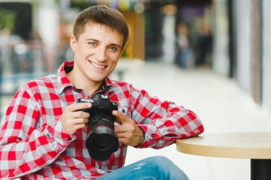 adam tutarak profesyonel kamera