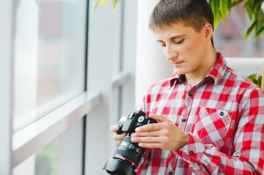 adam tutarak profesyonel kamera