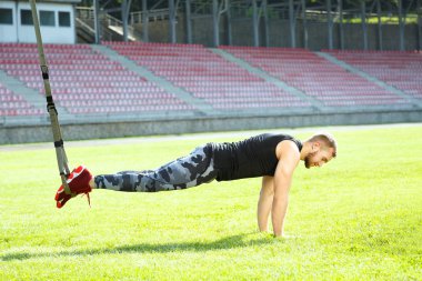 Adam tahta konumda ayakta