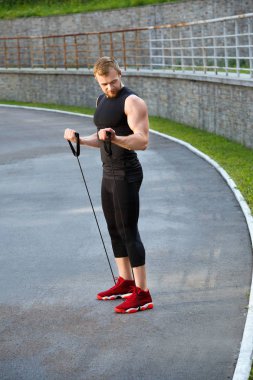 Genişletici üzerinde duran adam 