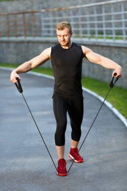 Genişletici üzerinde duran adam 