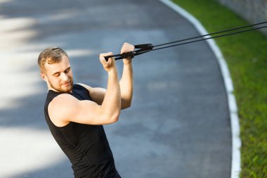 Kaslı sporcu çekerek genişletici