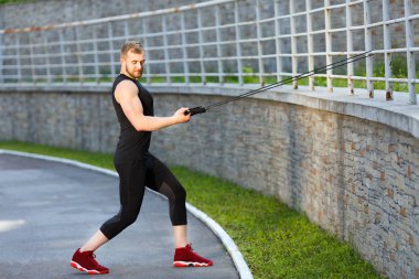 Kaslı sporcu çekerek genişletici