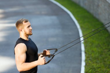 Kaslı adam çekerek genişletici