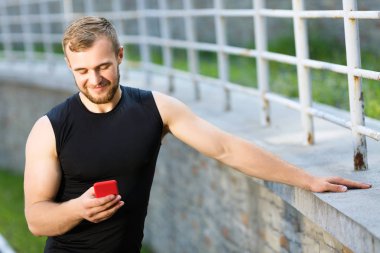 Adam cep telefonu ile ayakta