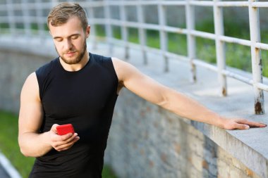 Adam cep telefonu ile ayakta