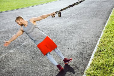 egzersizleri yapıyor adam uygun