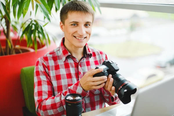 Dizüstü bilgisayarı olan adam